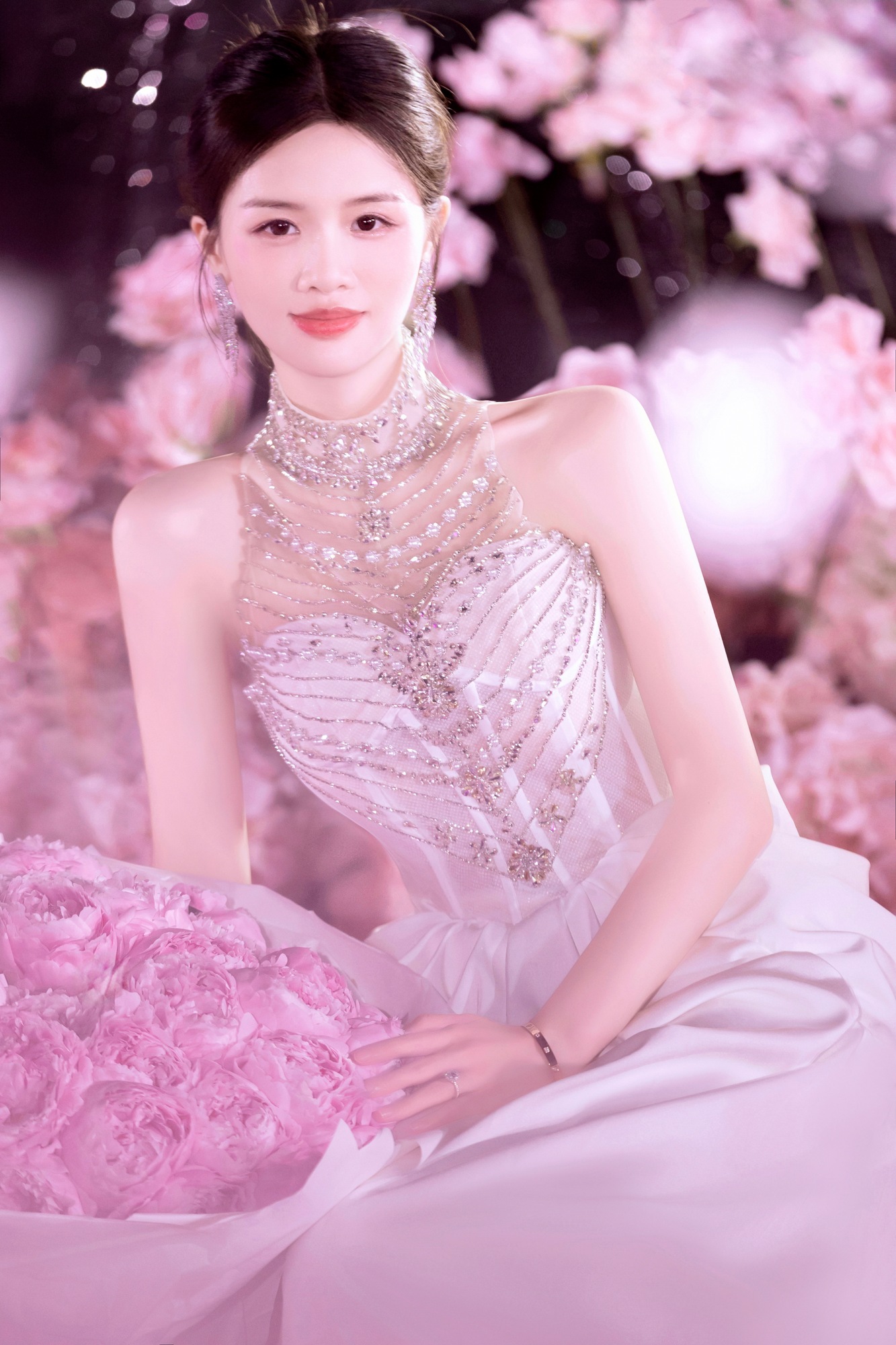Boleyn 手捧粉色花束，身旁花海盛放